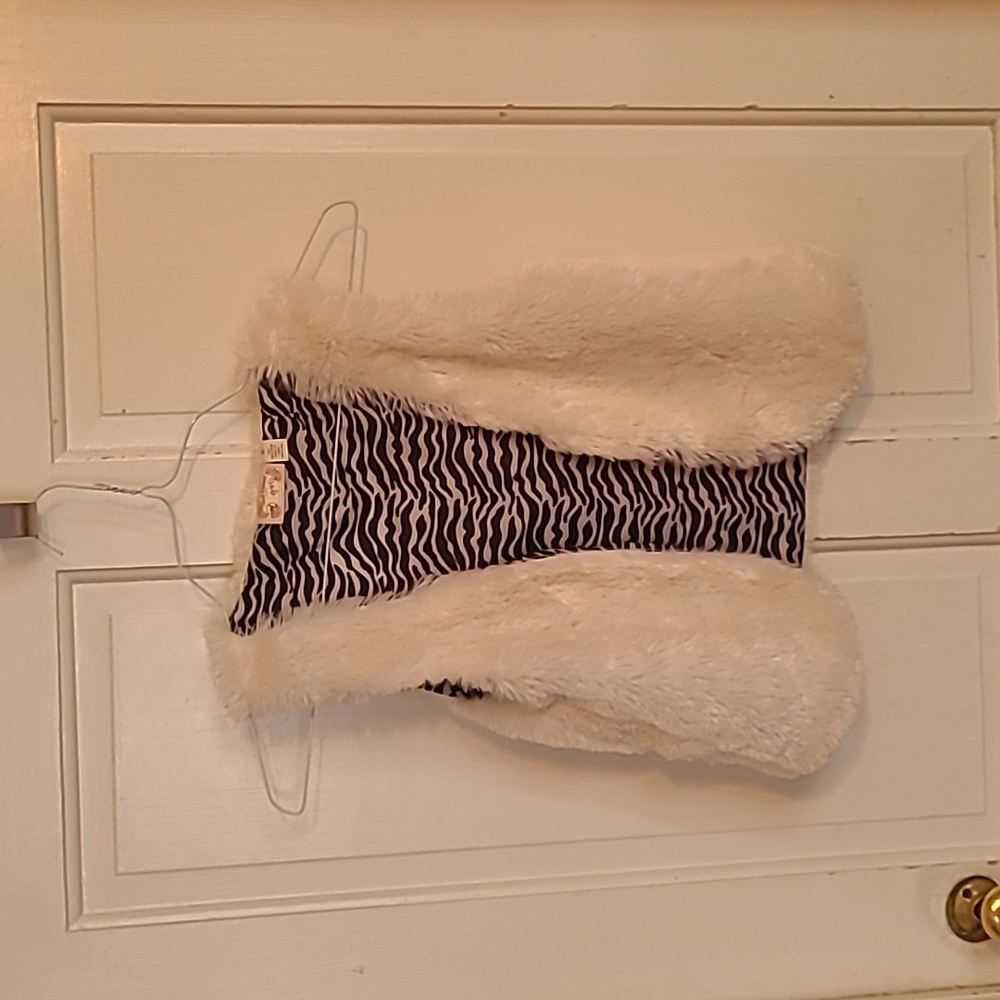 Red camel girl white faux fur vest with zebra lining, no fasteners